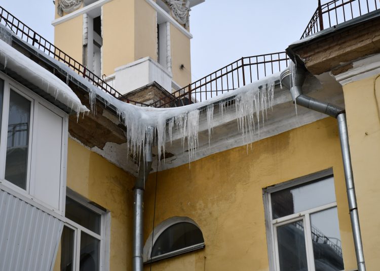 Сосульки и снежные свесы на крышах Миасса оценила областная Госжилинспекция