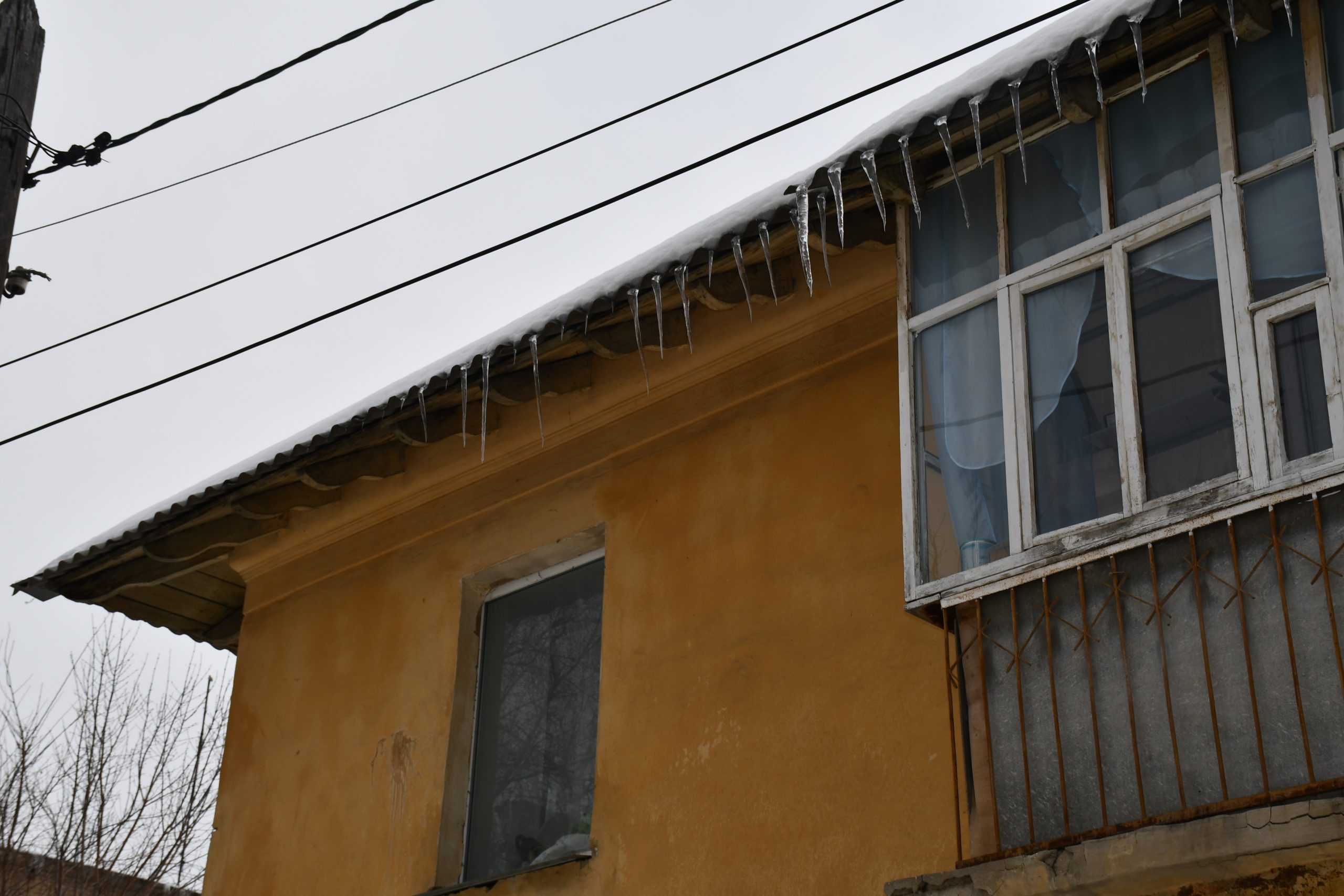 Сосульки и снежные свесы на крышах Миасса оценила областная Госжилинспекция