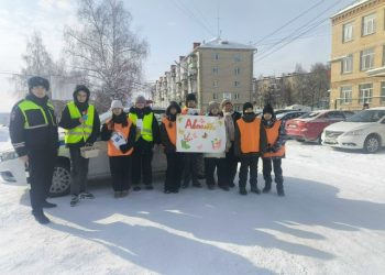 Вместо штрафов — цветы: в Миассе прошел праздничный патруль