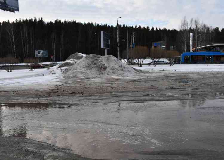 Хочешь домой — купи лопату! Миасцы не теряются в условиях дорожного апокалипсиса