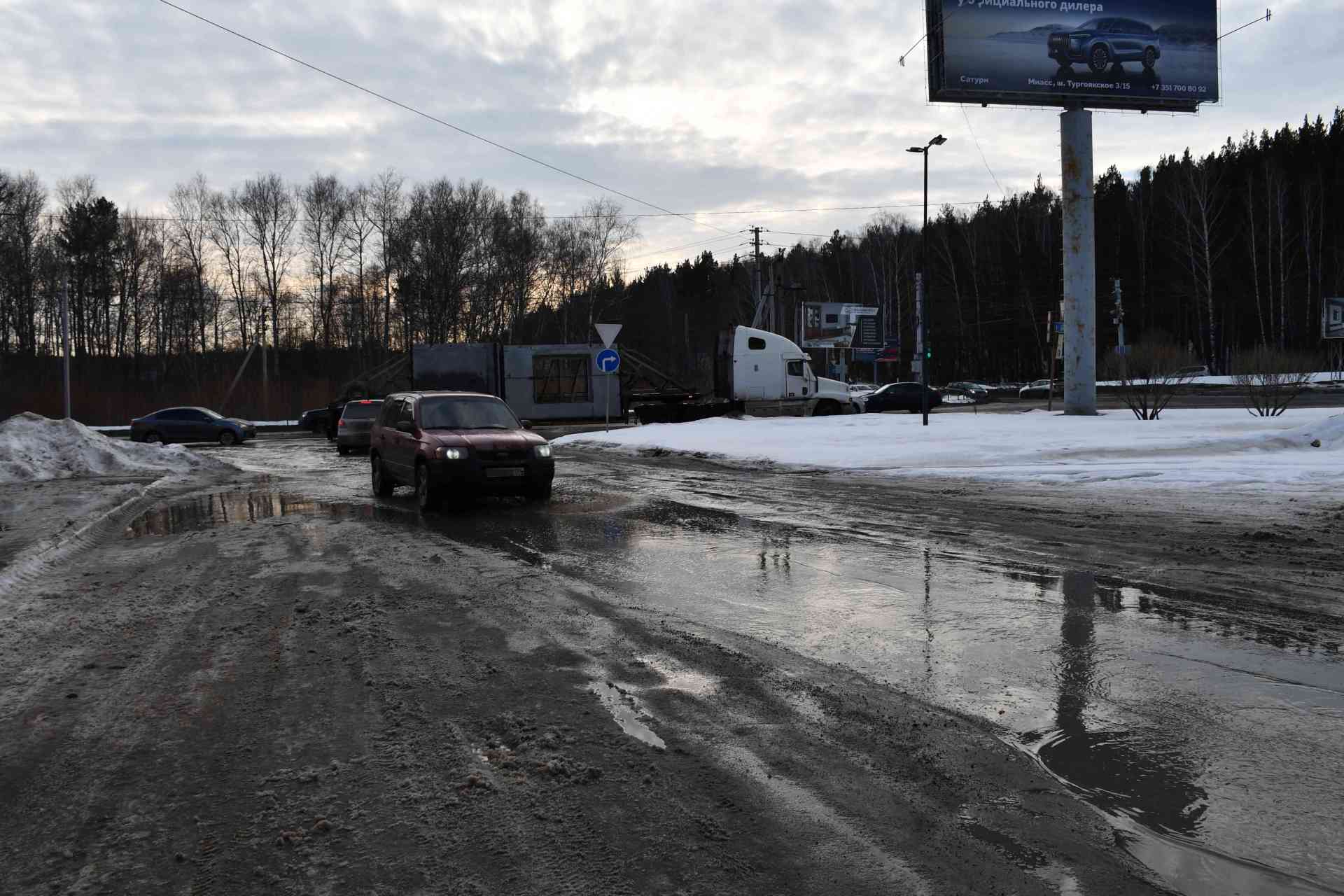 Хочешь домой — купи лопату! Миасцы не теряются в условиях дорожного апокалипсиса