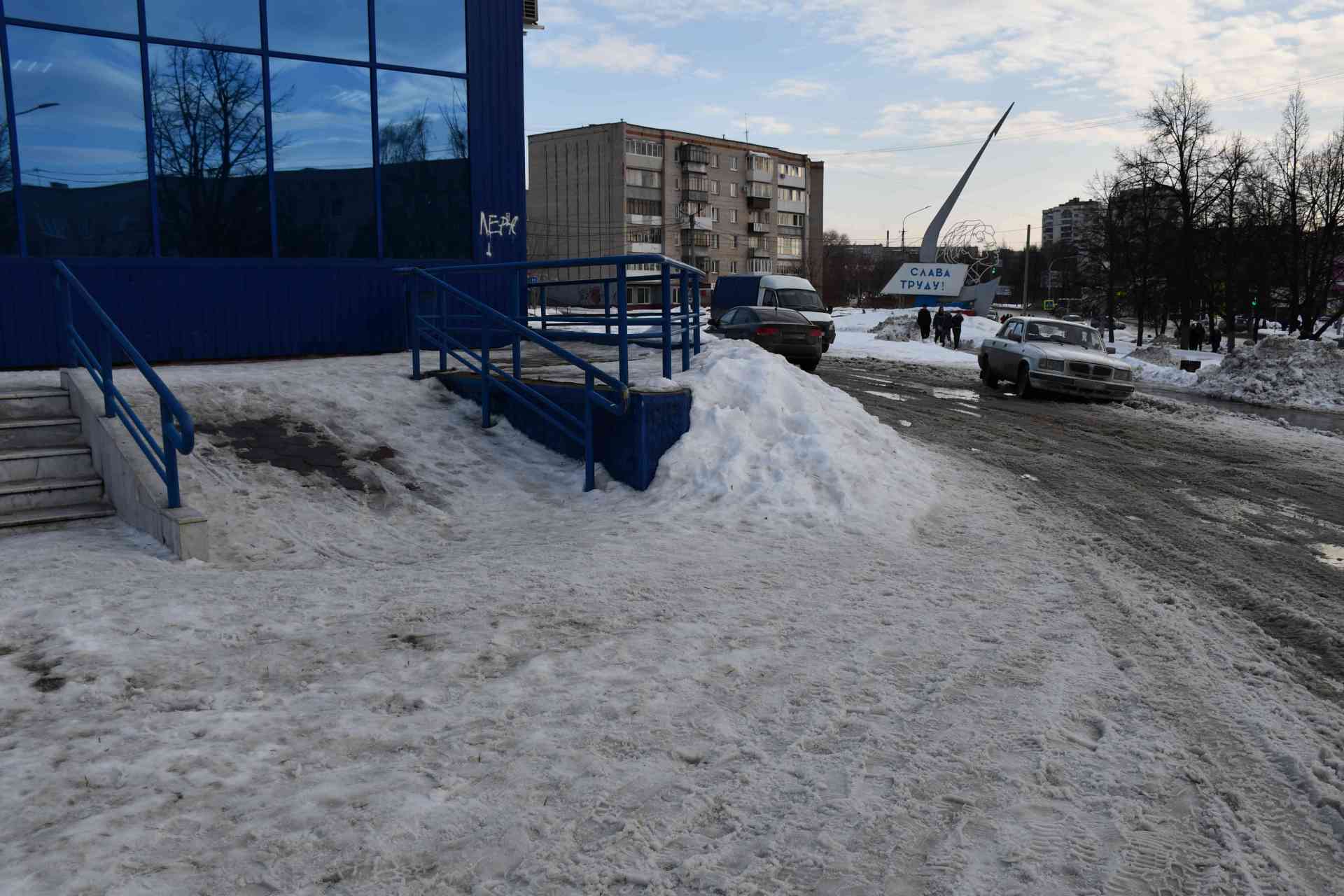 Хочешь домой — купи лопату! Миасцы не теряются в условиях дорожного апокалипсиса