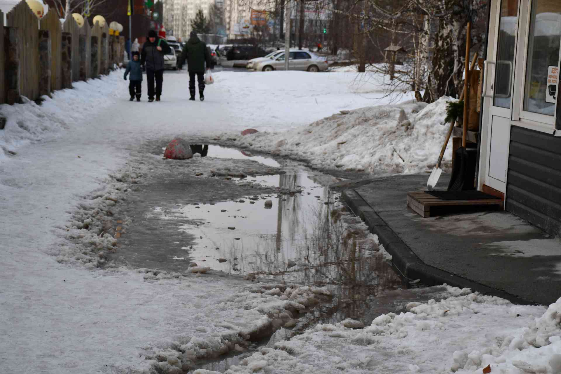 Хочешь домой — купи лопату! Миасцы не теряются в условиях дорожного апокалипсиса