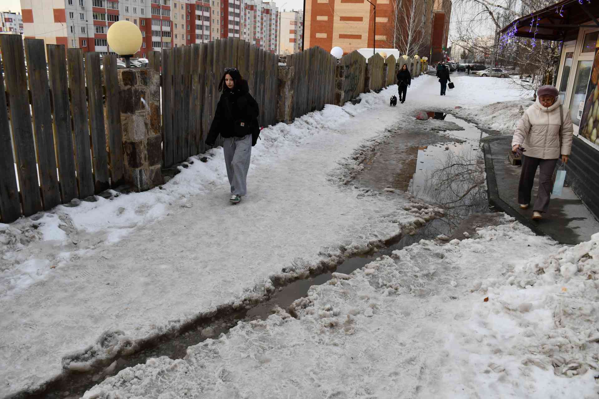 Хочешь домой — купи лопату! Миасцы не теряются в условиях дорожного апокалипсиса