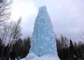 Ледяной фонтан в национальном парке «Зюраткуль» тает