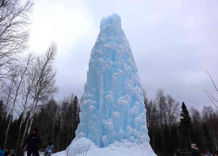 Ледяной фонтан в национальном парке «Зюраткуль» тает