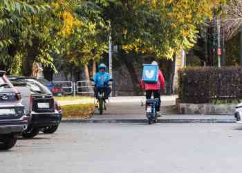 Армия курьеров в России почти сравнялась с численностью военнослужащих