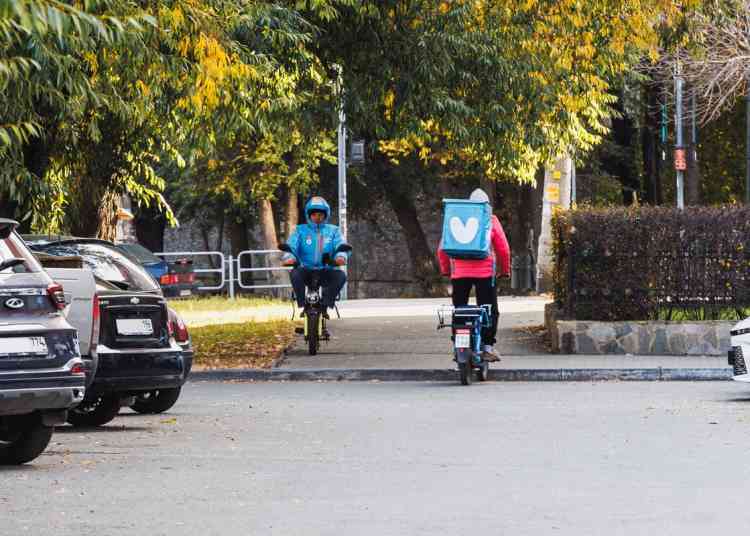 Армия курьеров в России почти сравнялась с численностью военнослужащих