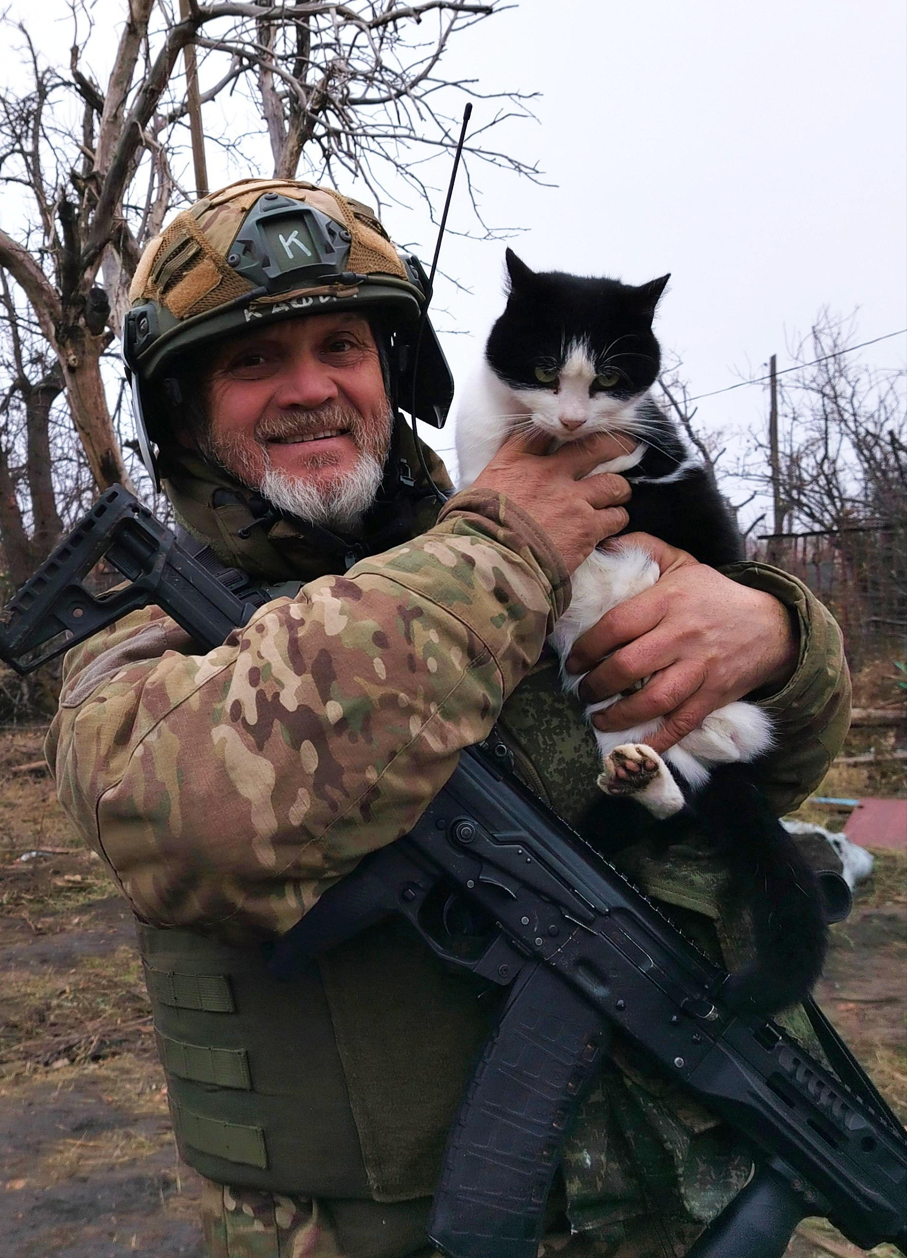 Среди холодных окопов найдется место теплу