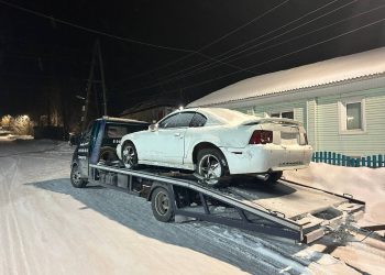 Инспекторы ДПС задержали эвакуатор с угнанным спорткаром на трассе под Миассом