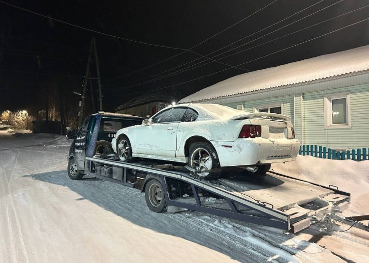 Инспекторы ДПС задержали эвакуатор с угнанным спорткаром на трассе под Миассом