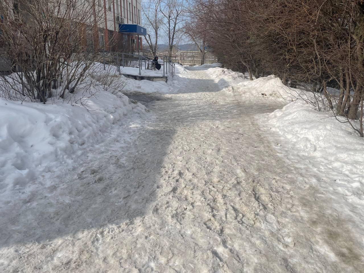 Хочешь домой — купи лопату! Миасцы не теряются в условиях дорожного апокалипсиса