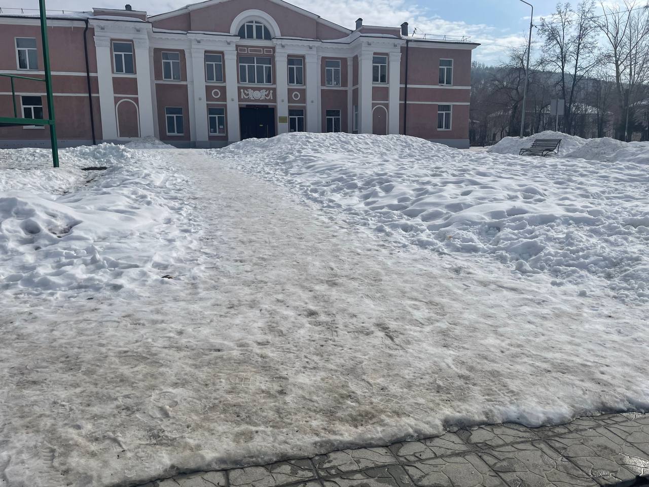 Хочешь домой — купи лопату! Миасцы не теряются в условиях дорожного апокалипсиса