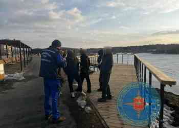 Подростки разгуливали по тающему льду реки Миасс