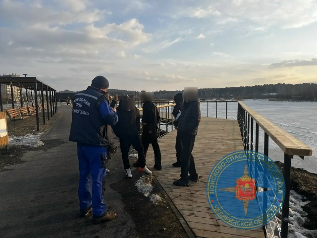 Подростки разгуливали по тающему льду реки Миасс