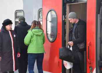 Пассажиров поезда № 302 встретили в Миассе