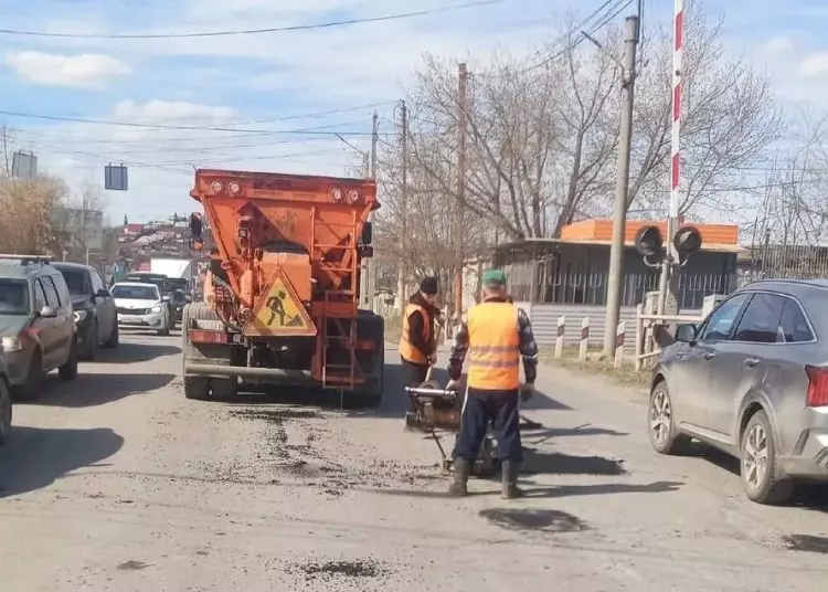 Чистые обочины и ровный асфальт: дорожные службы продолжают работу в Миассе