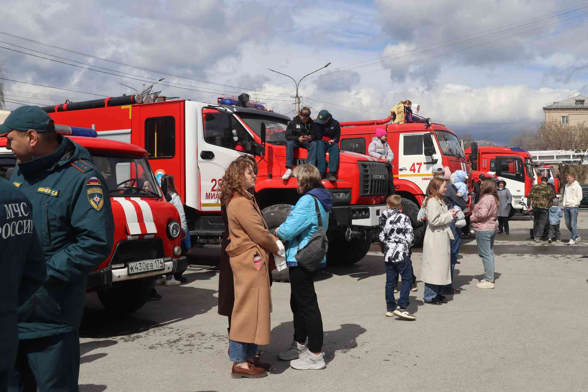 Огонь, вода и музыка: пожарные подарили горожанам праздник