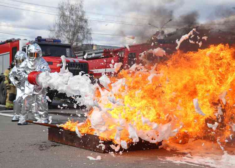 Огонь, вода и музыка: пожарные подарили горожанам праздник