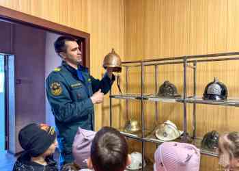 Миасские первоклассники увидели работу пожарных в действии