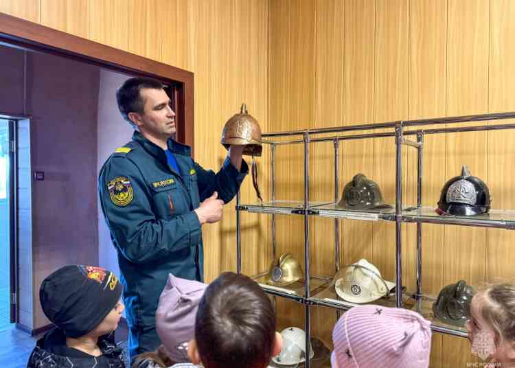 Миасские первоклассники увидели работу пожарных в действии