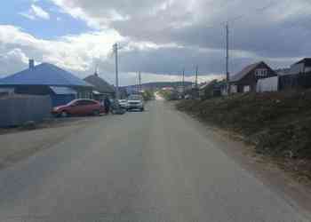 Несовершеннолетний мотоциклист врезался в припаркованный автомобиль в Миассе