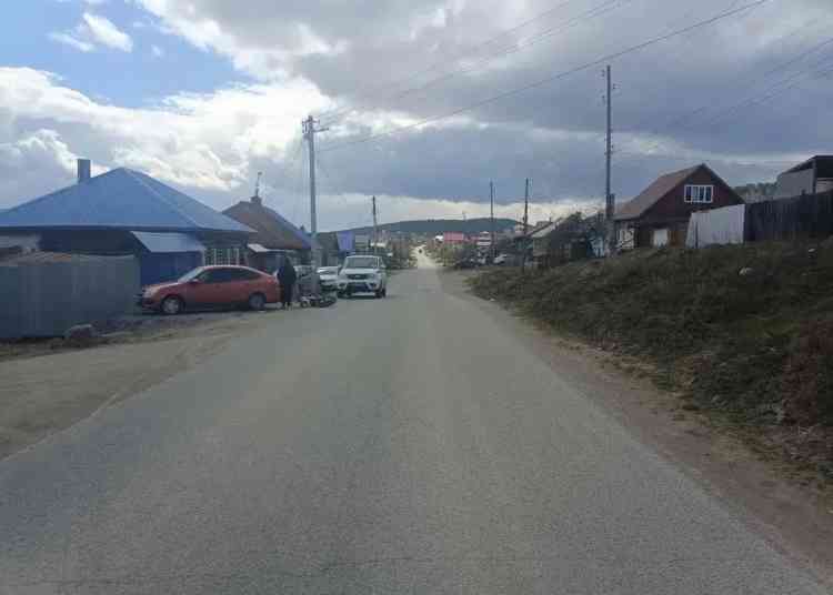 Несовершеннолетний мотоциклист врезался в припаркованный автомобиль в Миассе