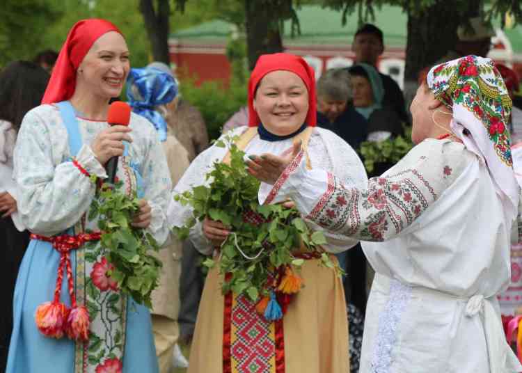 Праздник Троицы отметили в Миассе народными гуляниями