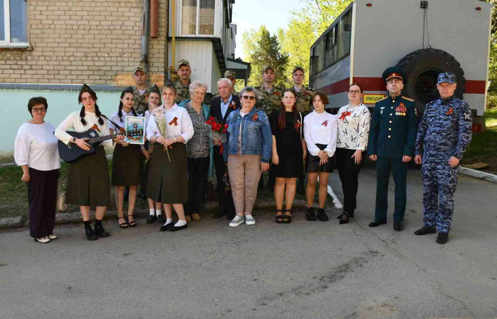 «Парад у дома ветерана» дошел до Бориса и Людмилы Вишникиных в Миассе
