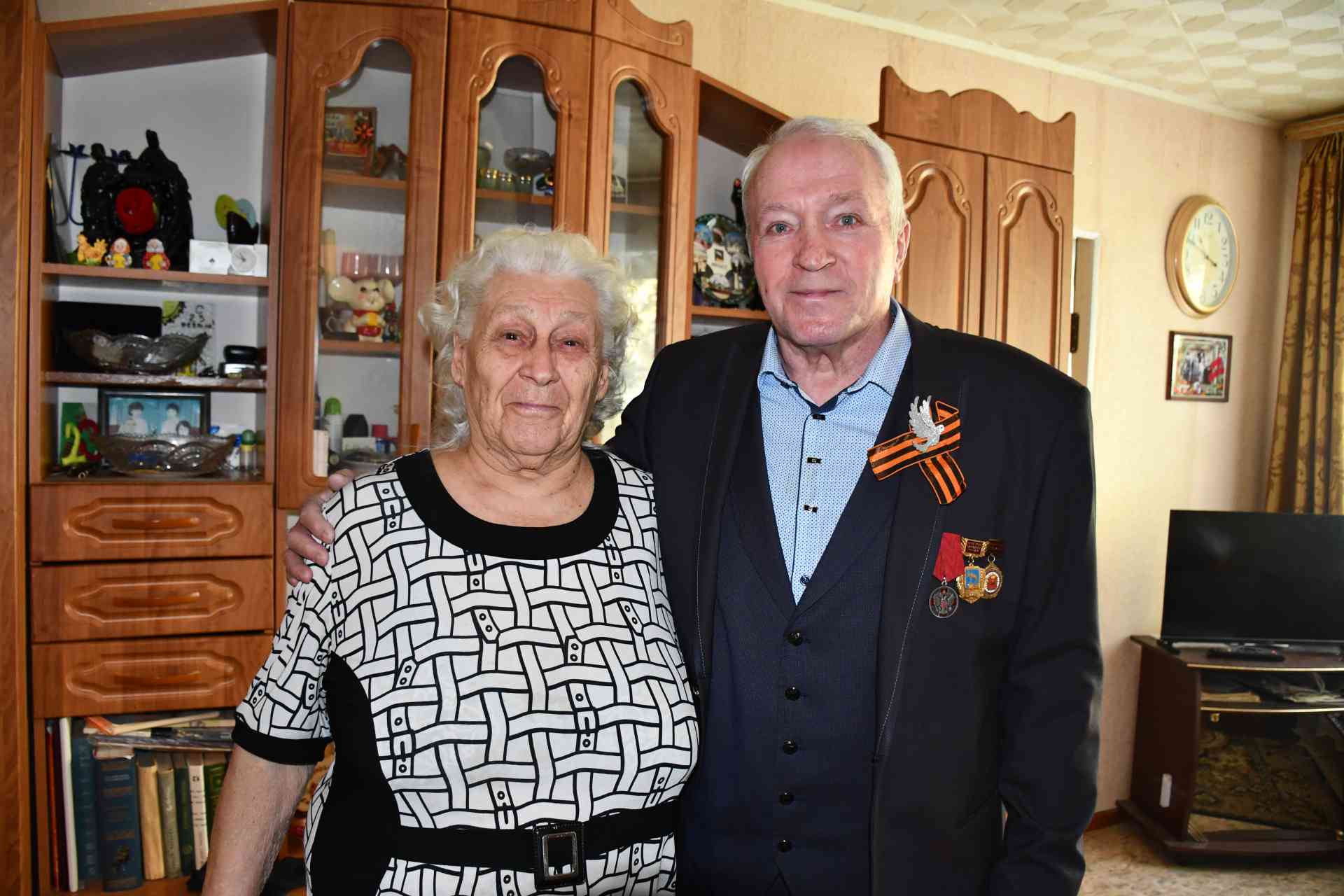 «Парад у дома ветерана» дошел до Бориса и Людмилы Вишникиных в Миассе
