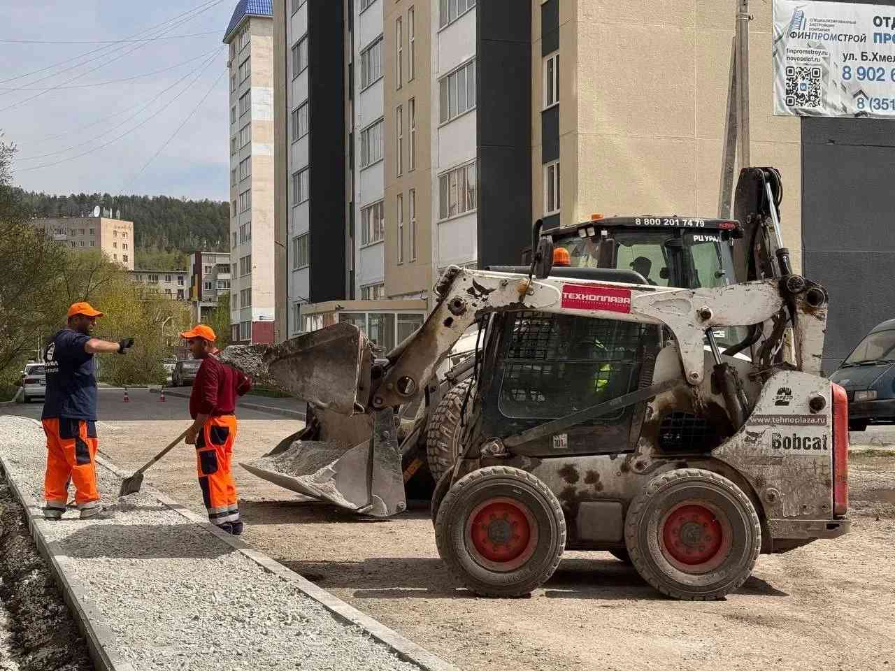 Комплексное благоустройство наполовину завершено во дворе на Богдана Хмельницкого