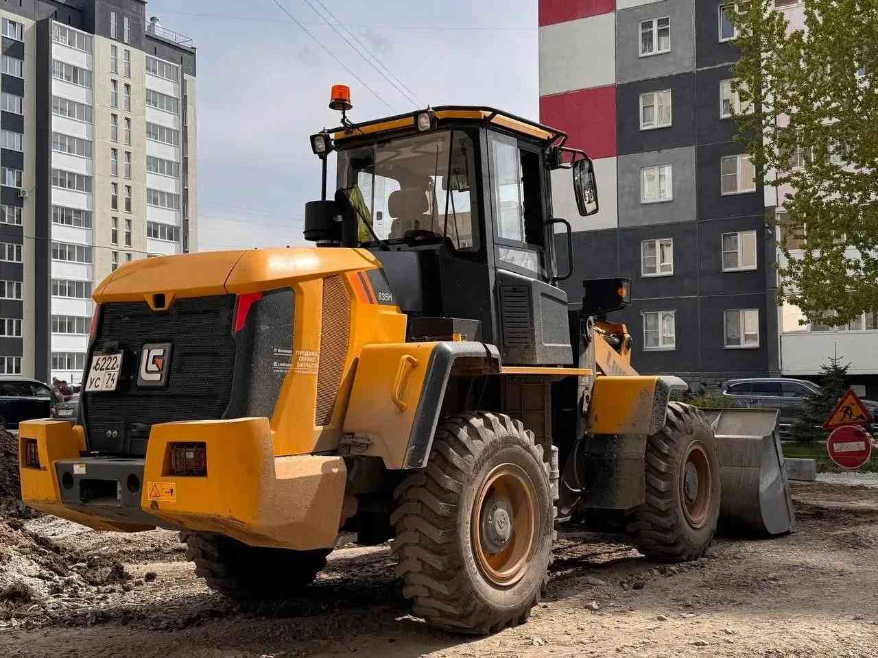 Комплексное благоустройство наполовину завершено во дворе на Богдана Хмельницкого