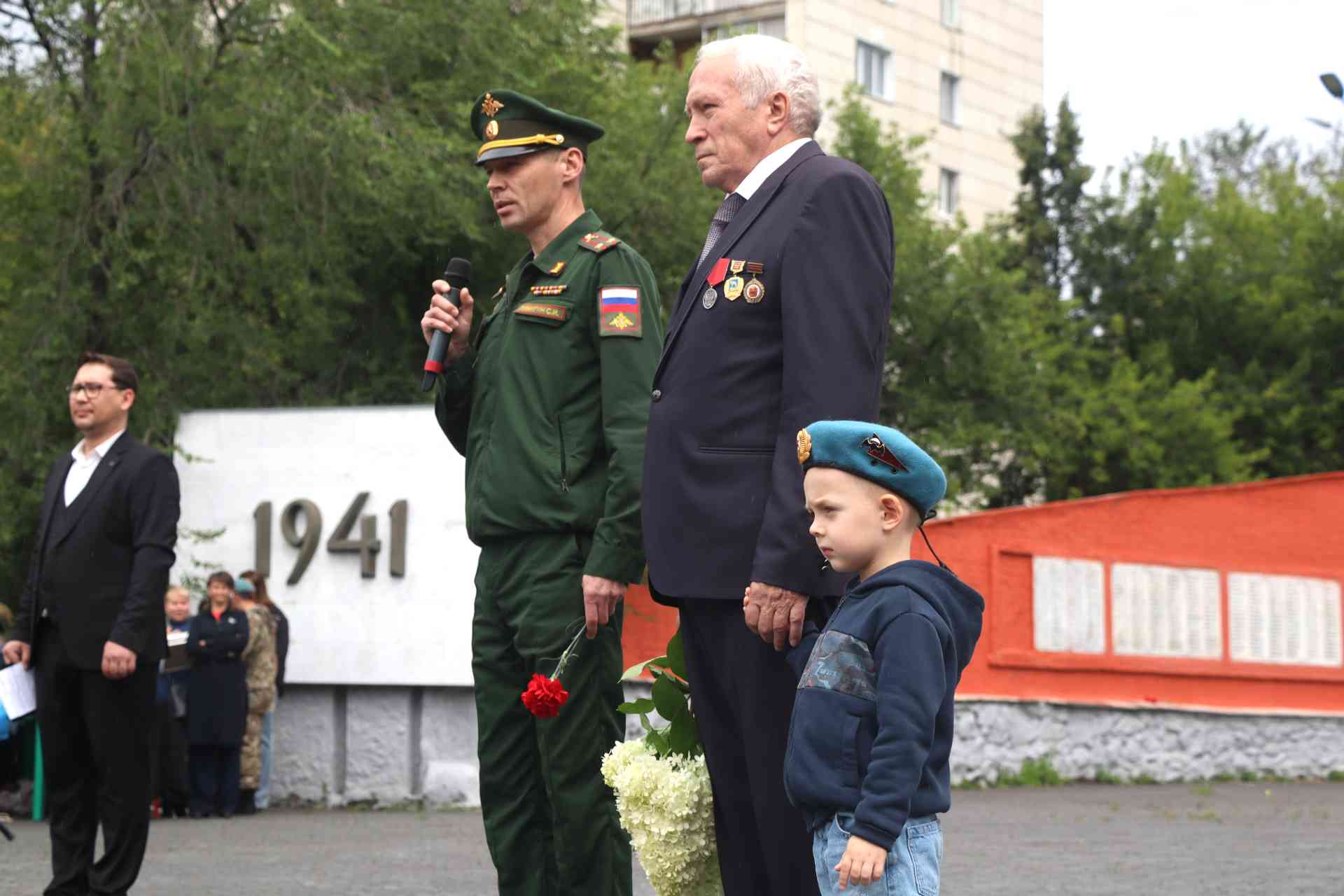 Расплескалась синева над Миассом…