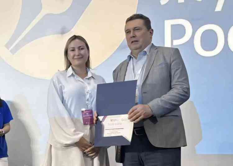 Председатель СЖР Владимир Соловьёв вручил диплом всероссийского конкурса главному редактору «МР»