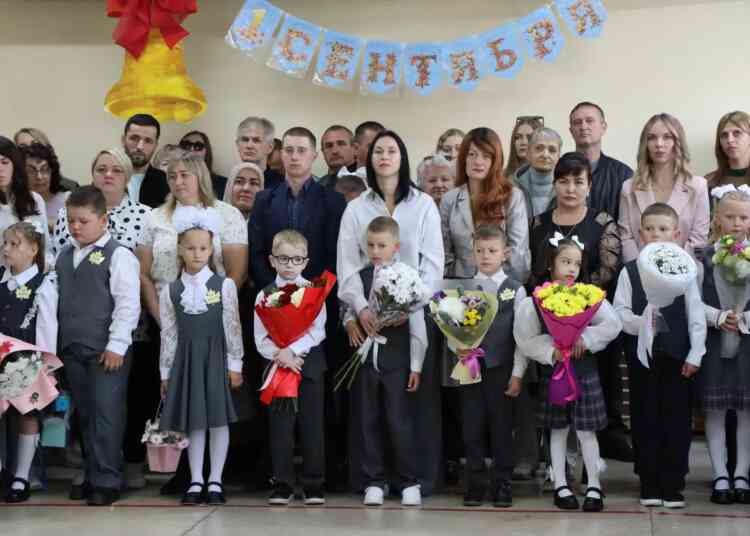 В школе №22 прошла торжественная линейка в День знаний