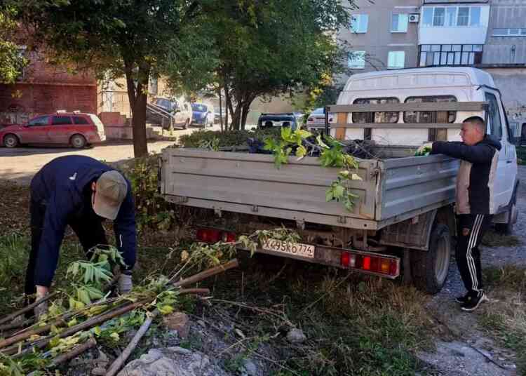 Сотрудники Центра коммунального обслуживания наводят порядок в Миассе