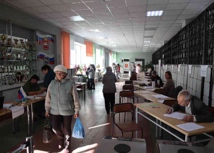 Солнце, пятница, выборы: жители северной части Миасса активно идут на избирательные участки