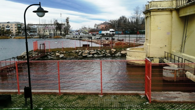 Миасцев предупредили об опасности водоворотов и скользких конструкций у пруда
